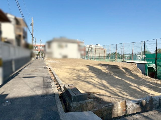 青谷町2丁目 売土地の前面道路含む現地写真