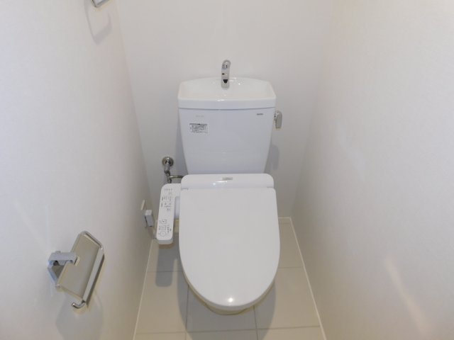 オークラビルのトイレ|別部屋の写真です