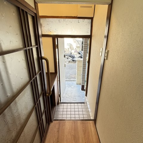 桜丘町戸建の玄関