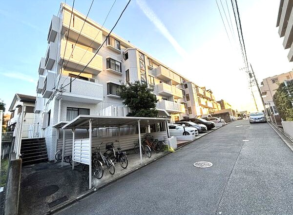 エルグランデ萩山の駐車場