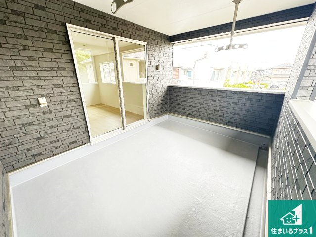 ●29(土)30(日)現地説明会！　奈良市中山町　全2邸のバルコニー|南側に面したバルコニーですので明るい日差しを取り込み洗濯物をしっかり乾かしてくれます。
