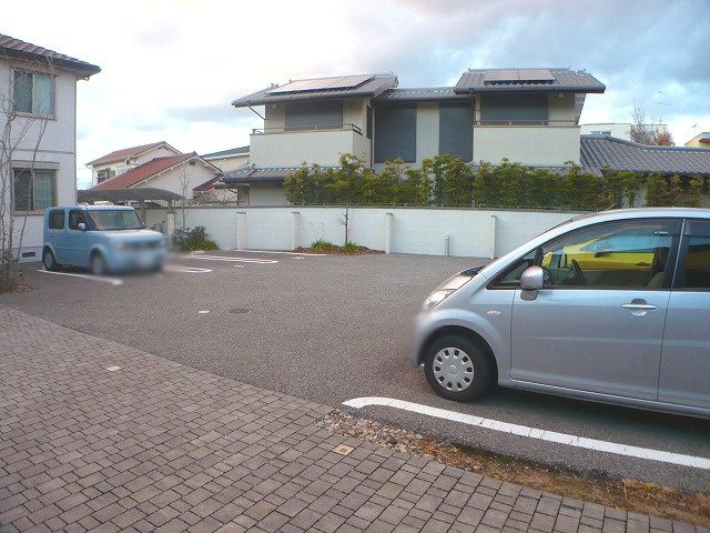 グラッシャス上ノ丸の駐車場