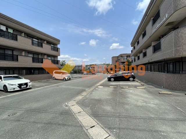 久留米市上津町の賃貸マンションの駐車場