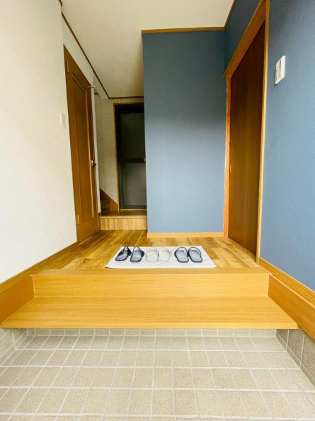 東大阪市東石切町４丁目　中古戸建の玄関