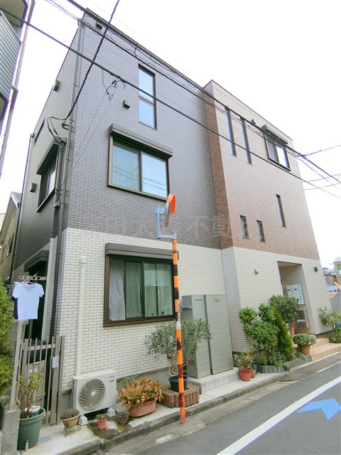 マノワール　デュモの外観|2020年12月築　軽量鉄骨造地上3階建て
東京都大田区蒲田2丁目　京浜急行線梅屋敷駅徒歩3分