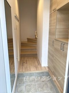 広島市安佐北区三入５丁目のアパートの玄関|大型シューズボックス・手すり・ミラーあり