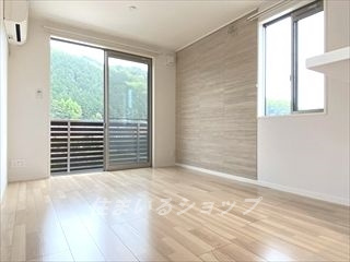 広島市安佐北区三入５丁目のアパートの居間・リビング|明るい角部屋・エアコン付き