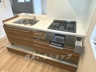 広島市安佐北区三入５丁目のアパートのキッチン|３口ガスコンロ・グリル付きシステムキッチン