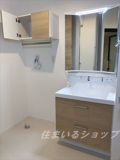 広島市安佐北区三入５丁目のアパートの洗面所|三面鏡付きシャンプードレッサー