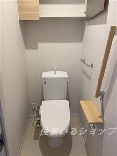 広島市安佐北区三入５丁目のアパートのトイレ|シャワートイレ・手すり・収納あり