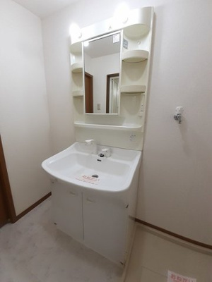 【洗面所】 | トゥールモンドＢ | 明るい洗面所です