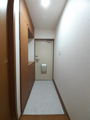 【玄関】 | トゥールモンドＢ | 明るい玄関です