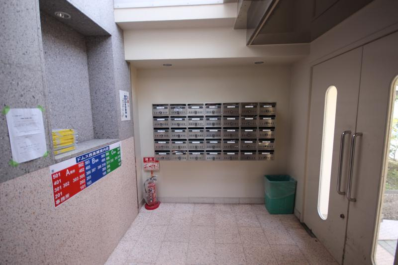 ドムス西高槻のエントランス