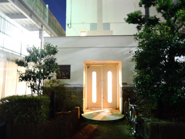 ドムス西高槻のエントランス