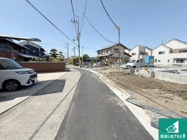 八尾市神宮寺　新築一戸建ての前面道路含む現地写真|周辺は落ち着いた街並みの住宅地！子育てがしやすい住環境です！まだ未完成ですが、現地でしかわからない事もございます。是非一度ご覧ください。