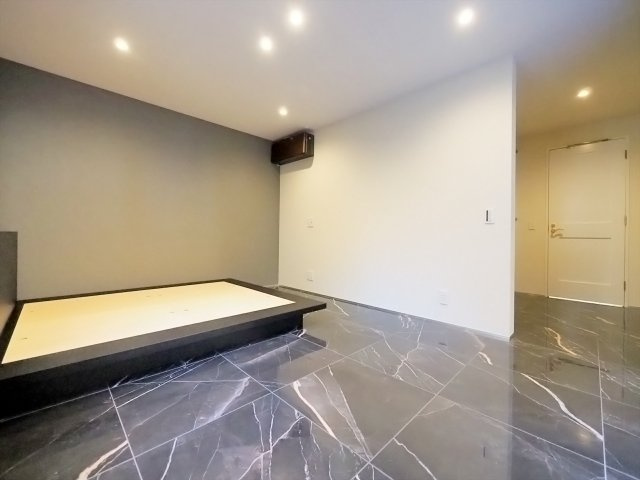 【洋室】 | 目黒区五本木2丁目 | 1階主寝室（約8.8帖）東側テラスに面した明るい住空間です。