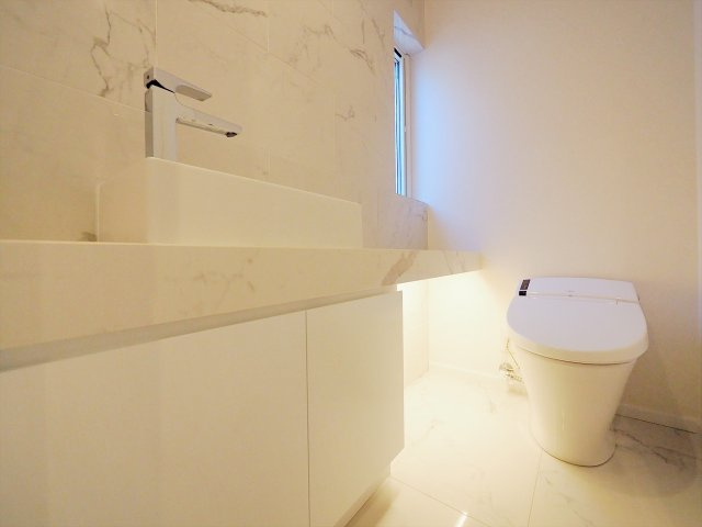 【トイレ】 | 目黒区五本木2丁目 | 手洗い付きで清潔感のあるトイレ（1階）