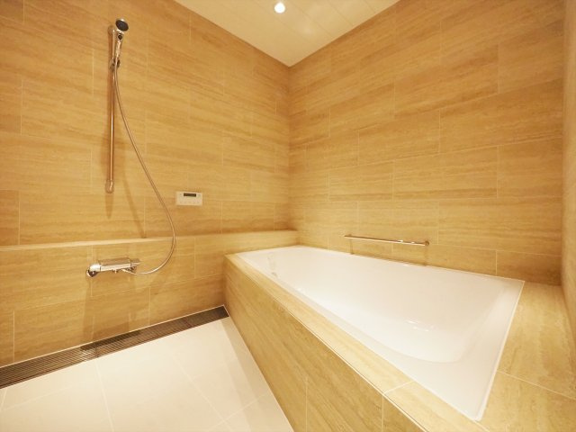 【浴室】 | 目黒区五本木2丁目 | 木目調のデザインで高級感のある浴室。オートバス・浴室乾燥機・追い焚き機能付き。