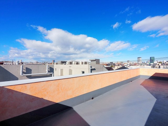 【バルコニー】 | 目黒区五本木2丁目 | 開放感のあるルーフバルコニー！様々な用途でお使い頂けるゆとりの広さ。