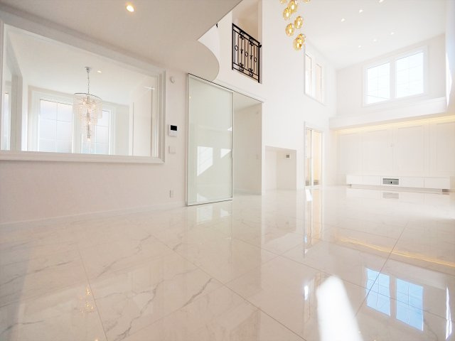 【居間・リビング】 | 目黒区五本木2丁目 | リビングダイニング部分の上部が吹き抜けになっており、開放感たっぷり！