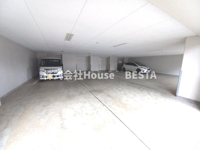 メルディアキューブ新長田の駐車場