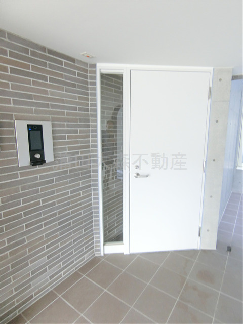 FRC梅屋敷のエントランス|TVモニター付オートロック宅配BOXメールBOX