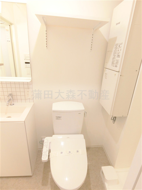 FRC梅屋敷のトイレ|棚と温水洗浄便座付きのトイレ