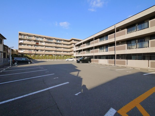 グレースコート恋の窪の駐車場|駐車場があるので、車を買う予定の方も安心です