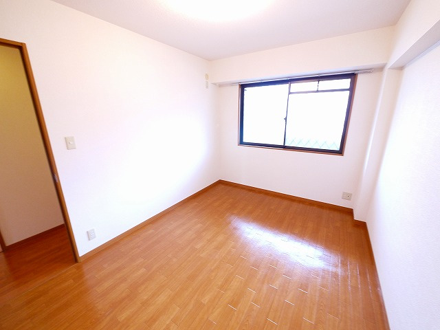 グレースコート恋の窪の洋室|落ち着いた色調の洋室です