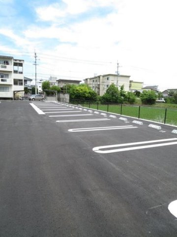 フォー　シュラインＢの駐車場