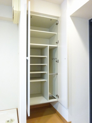 【玄関】 | ヴィータローザＣＱレジデンス南千住 | 南千住の賃貸物件。
「ヴィータローザＣＱレジデンス南千住」のことなら(株)メイワ・エステートへお任せください。