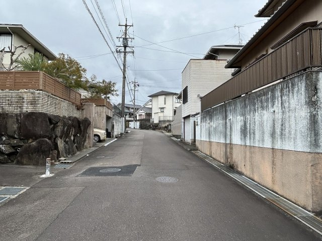各務原市つつじが丘6丁目の前面道路含む現地写真