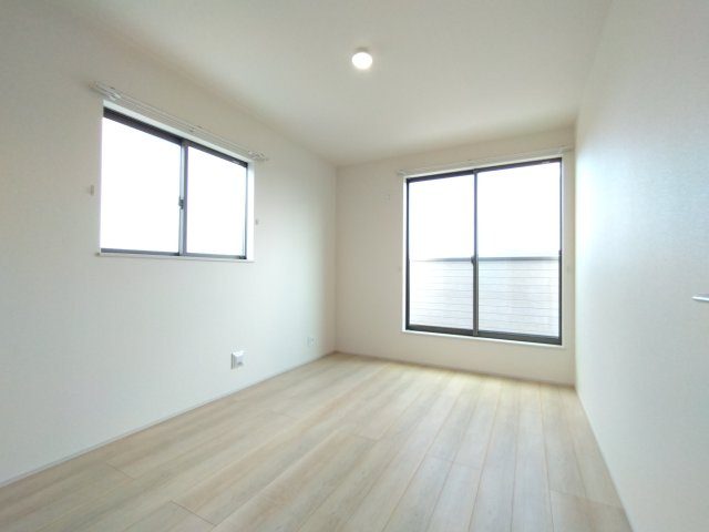 双葉台1丁目30番の洋室|同施工物件の洋室です。バルコニーに面したお部屋は照明を点ける時間が少なくて済むので省エネに繋がります。収納も豊富♪
