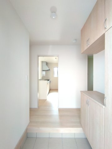 双葉台1丁目30番の玄関|同施工物件の玄関です。白を基調とした明るい玄関～玄関丁度いいシューズボックス～！家族全員の靴がしまえて玄関周りも常にスッキリ～整理整頓出来ます～