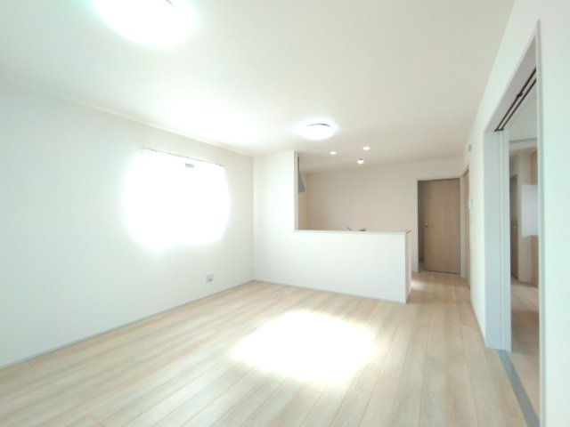 双葉台1丁目30番の居間・リビング|同施工物件のリビングです。明るいリビングで居心地が良くご家族皆で寛げる憩いの場。家族のコミュニケーションが欠かせない場になります～♪家族円満の空間を～