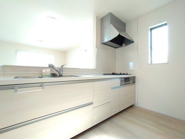 双葉台1丁目30番のキッチン|同施工物件のキッチンです。対面式キッチンで動線が非常に効率的でスムーズな作業ができ魅力的です。