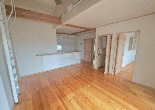 横浜市戸塚区上矢部町　中古戸建【仲介手数料無料】カースペース2台の居間・リビング