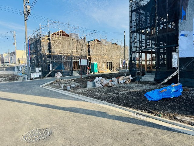 八王子市　泉町　新築一戸建て　２６期の前面道路含む現地写真|～南西側5ｍ道路に面しています～