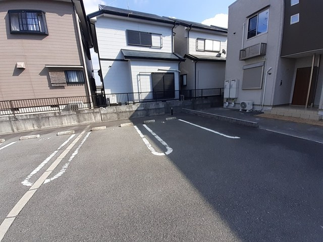 クレメントの駐車場