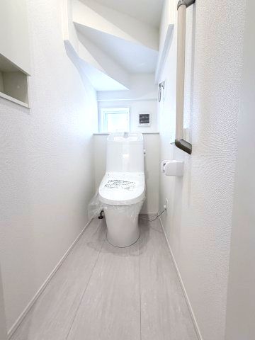 グラファーレ前橋市日吉町　1号棟のトイレ|1階トイレです。清潔感のある白を基調としています。
温水洗浄・便座暖房機能の付いた快適なトイレです☆