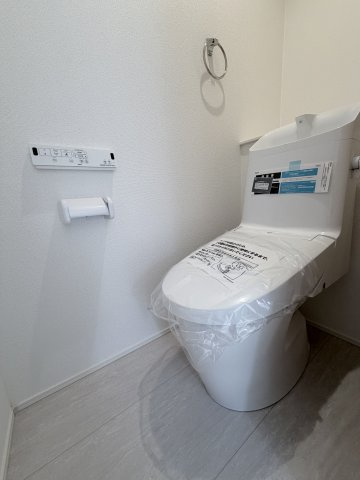 グラファーレ前橋市日吉町　1号棟のトイレ|2階トイレです。清潔感のある白を基調としています。
二階のトイレにも温水洗浄付き！