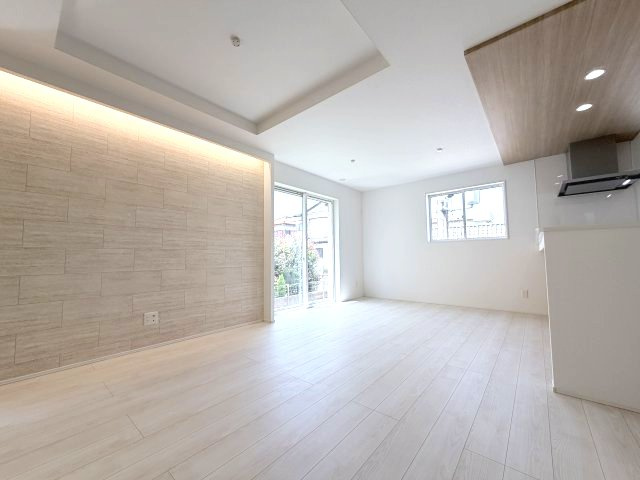 グラファーレ前橋市日吉町　1号棟の居間・リビング|リビング1角にアクセントクロスが施されていておしゃれな空間になっています♪