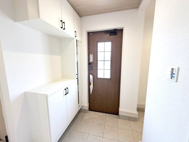 グラファーレ前橋市日吉町　1号棟の玄関|収納たっぷりのおしゃれな玄関です♪
三面鏡つきなので、朝の身支度チェックもできます！