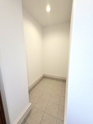 グラファーレ前橋市日吉町　1号棟の収納|シューズインクローク付き。ベビーカーや趣味の道具の収納も可能です。