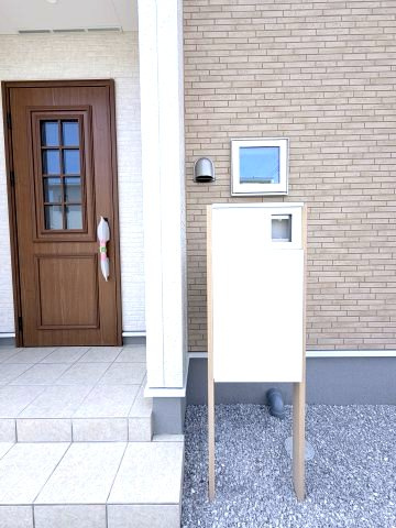 グラファーレ前橋市日吉町　1号棟の玄関|おしゃれなポストも標準装備です。