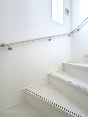 グラファーレ前橋市日吉町　1号棟のその他共用部分|階段部分は窓があるので陽の光も入って明るいです。