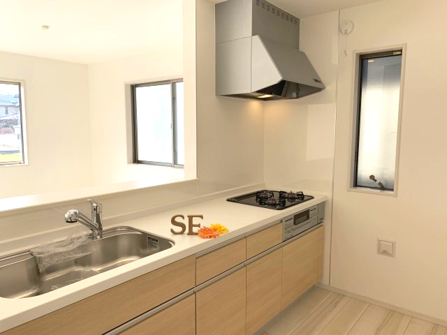 グラファーレ前橋市日吉町　1号棟のキッチン|人気のカウンターキッチン採用です☆
コンロも３口ご用意しています！調理スペースも広くストレスなくお料理できます。
浄水器つきなので美味しいお水も飲めますよ♪