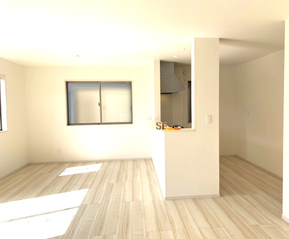 グラファーレ前橋市日吉町　1号棟の居間・リビング|16帖リビングです。カウンターキッチンなのでお料理をしながら会話もできます。
夕食の支度をしながら、お子様の様子も見られて自然と会話も増えますよ♪