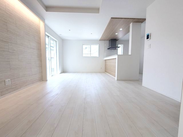 グラファーレ前橋市日吉町　1号棟の居間・リビング|角地の整形地で陽当たり良好です☆
前面道路も広々していて開放的な立地です。