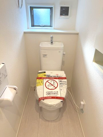 グラファーレ前橋市日吉町　1号棟のトイレ|1階トイレです。清潔感のある白を基調としています。
温水洗浄・便座暖房機能の付いた快適なトイレです☆